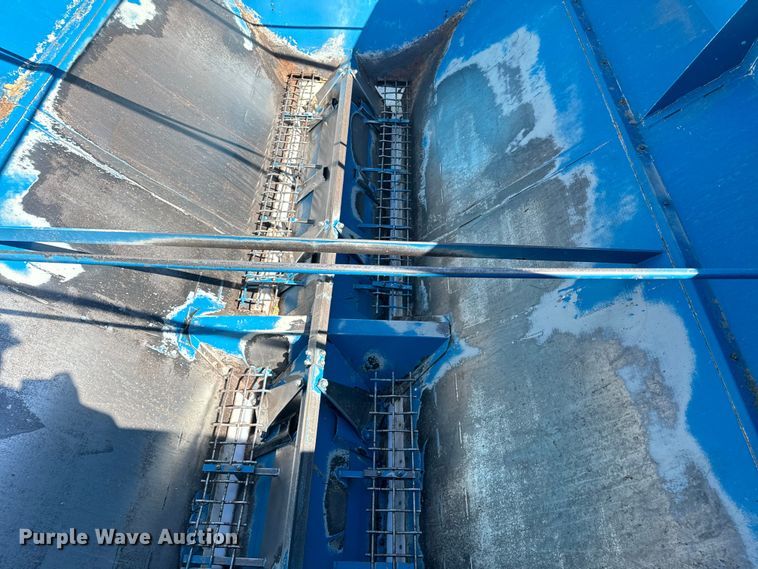 image for item EE7559 Kinze 640 grain cart