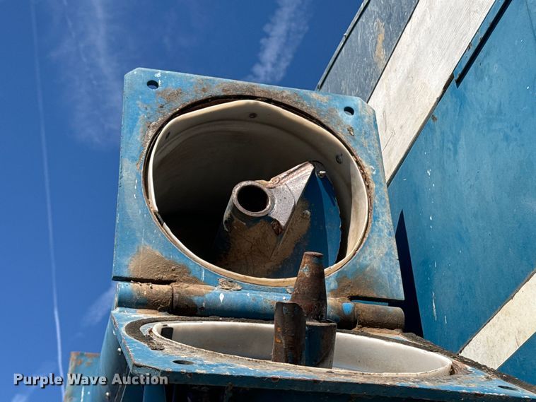 image for item EE7559 Kinze 640 grain cart