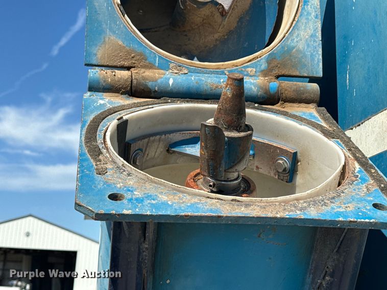 image for item EE7559 Kinze 640 grain cart