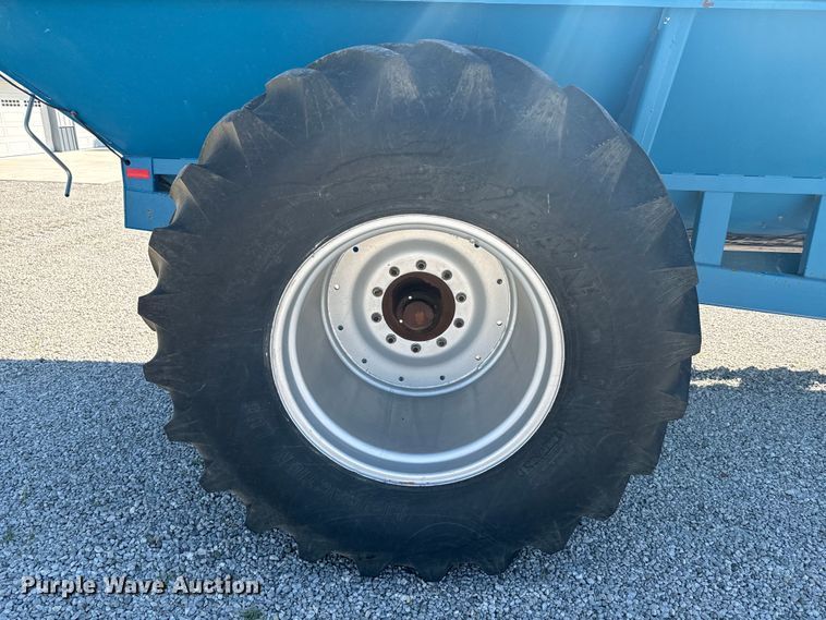 image for item EE7559 Kinze 640 grain cart