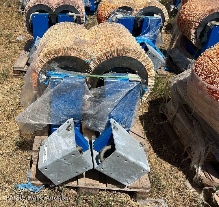 image for item EJ2981 (40) BouMatic Handy Brush cow brushes