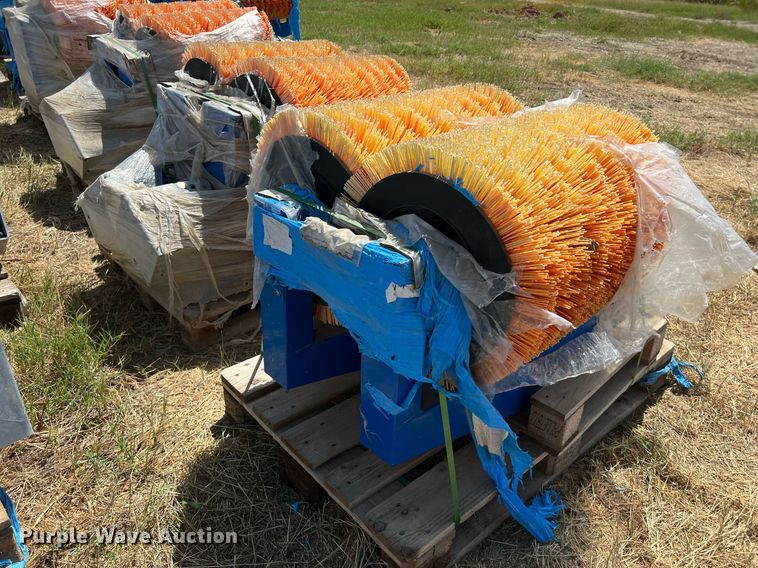 image for item EJ2981 (40) BouMatic Handy Brush cow brushes