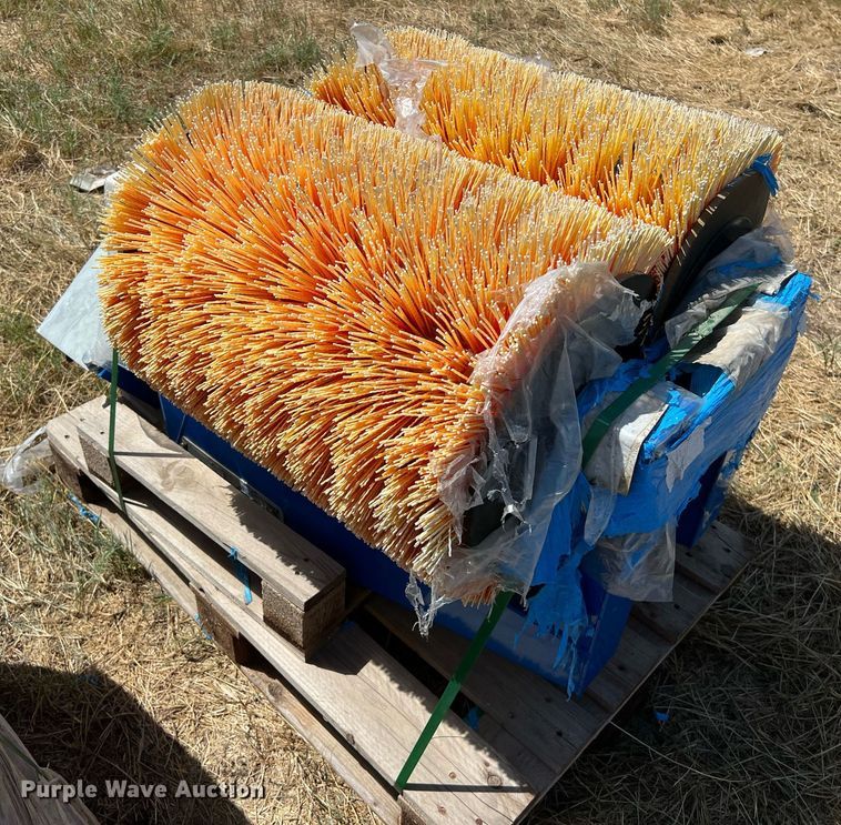 image for item EJ2981 (40) BouMatic Handy Brush cow brushes