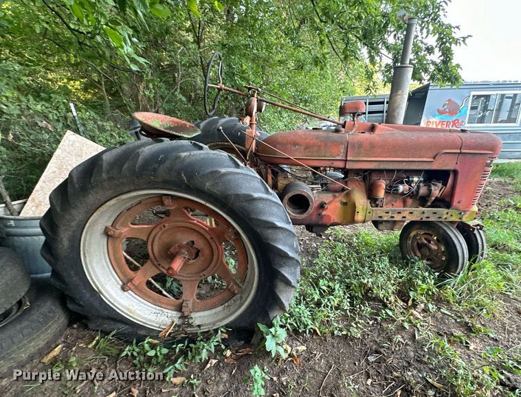 image for item EJ7218 1946 International Harvester Farmall  H tractor