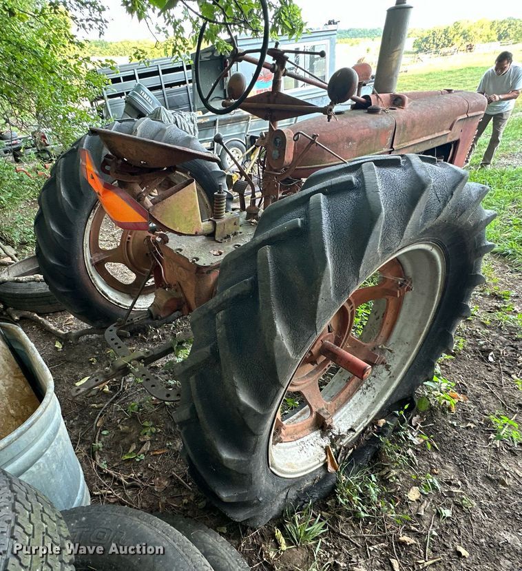 image for item EJ7218 1946 International Harvester Farmall  H tractor