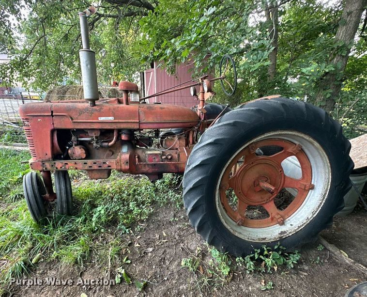 image for item EJ7218 1946 International Harvester Farmall  H tractor