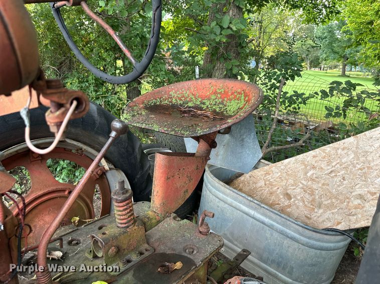 image for item EJ7218 1946 International Harvester Farmall  H tractor