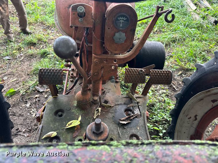 image for item EJ7218 1946 International Harvester Farmall  H tractor