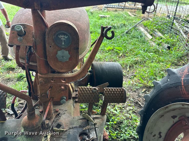 image for item EJ7218 1946 International Harvester Farmall  H tractor