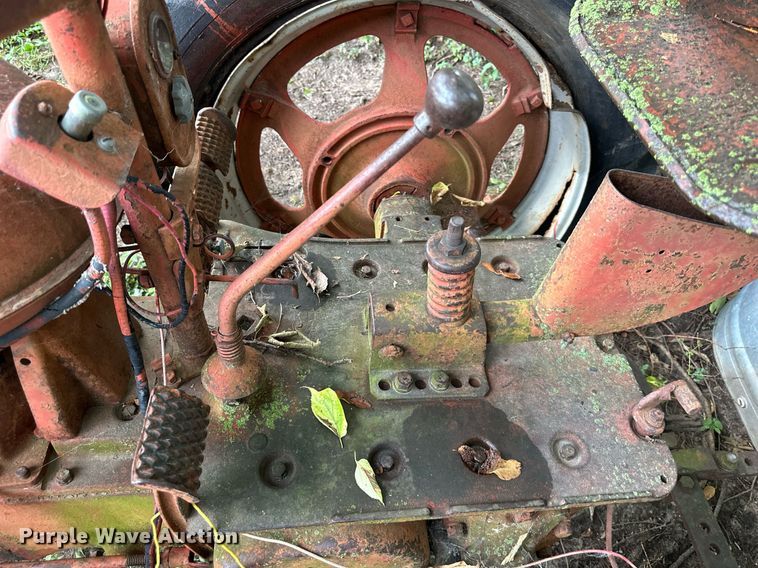 image for item EJ7218 1946 International Harvester Farmall  H tractor