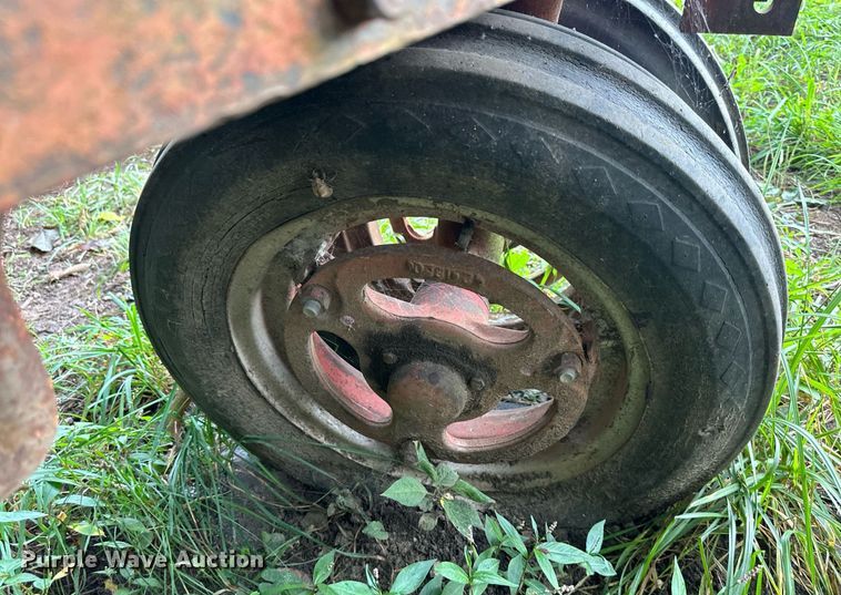 image for item EJ7218 1946 International Harvester Farmall  H tractor