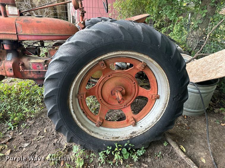 image for item EJ7218 1946 International Harvester Farmall  H tractor