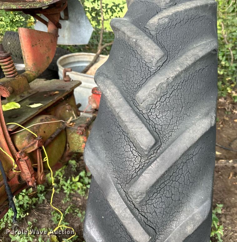 image for item EJ7218 1946 International Harvester Farmall  H tractor