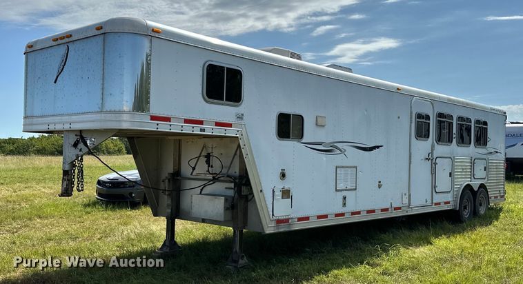 image for item EJ8862 2003 Featherlite  8587 horse trailer