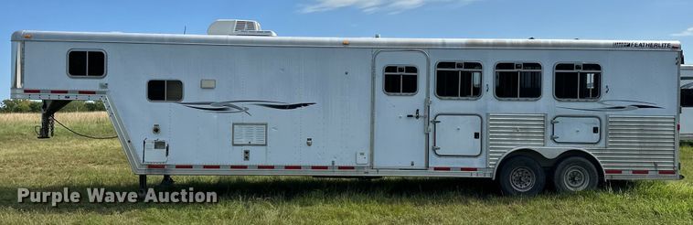 image for item EJ8862 2003 Featherlite  8587 horse trailer