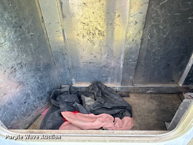 image for item EJ8862 2003 Featherlite  8587 horse trailer