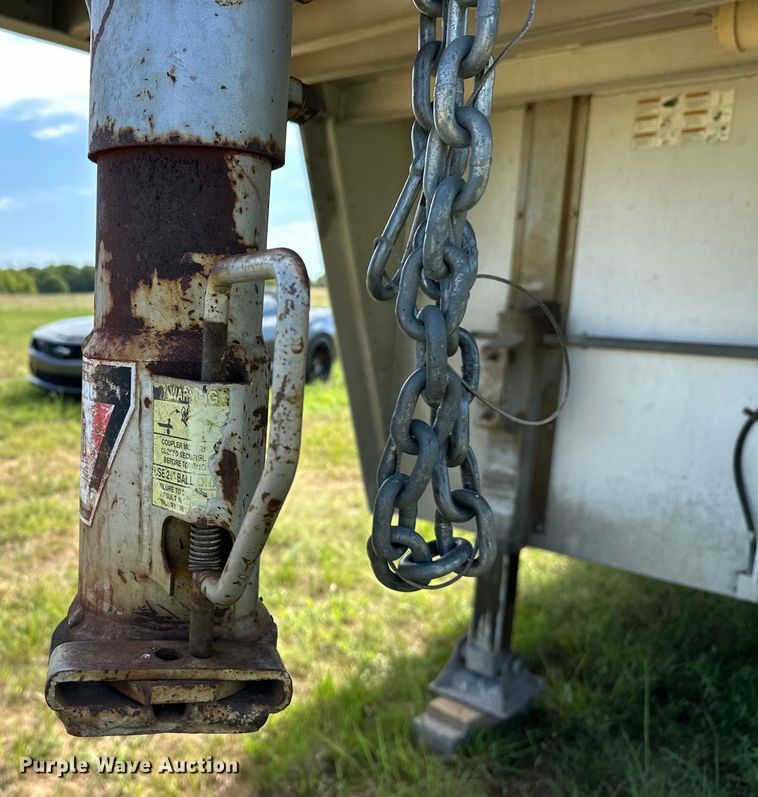 image for item EJ8862 2003 Featherlite  8587 horse trailer