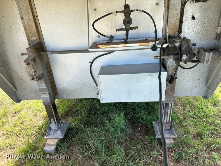 image for item EJ8862 2003 Featherlite  8587 horse trailer