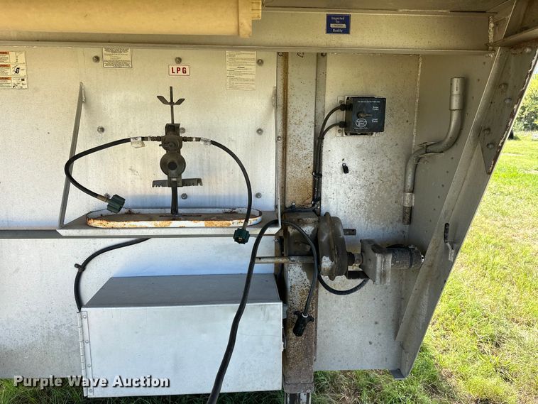 image for item EJ8862 2003 Featherlite  8587 horse trailer