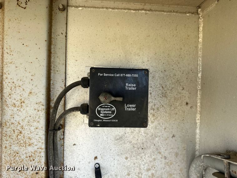 image for item EJ8862 2003 Featherlite  8587 horse trailer