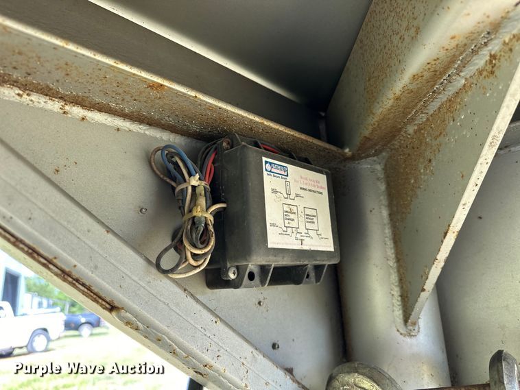 image for item EJ8862 2003 Featherlite  8587 horse trailer