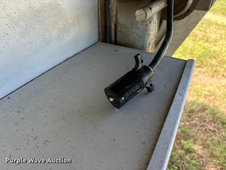 image for item EJ8862 2003 Featherlite  8587 horse trailer