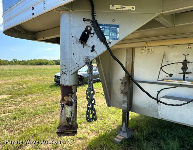 image for item EJ8862 2003 Featherlite  8587 horse trailer