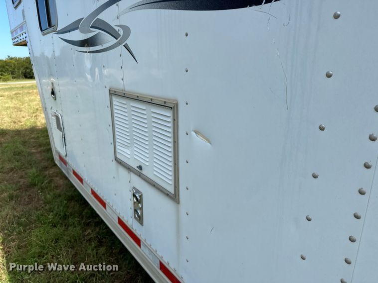 image for item EJ8862 2003 Featherlite  8587 horse trailer