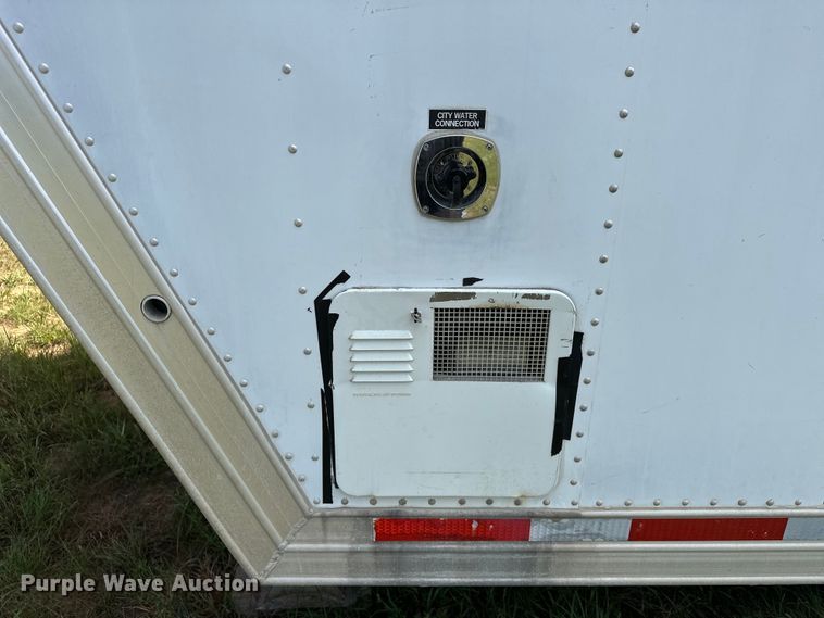 image for item EJ8862 2003 Featherlite  8587 horse trailer