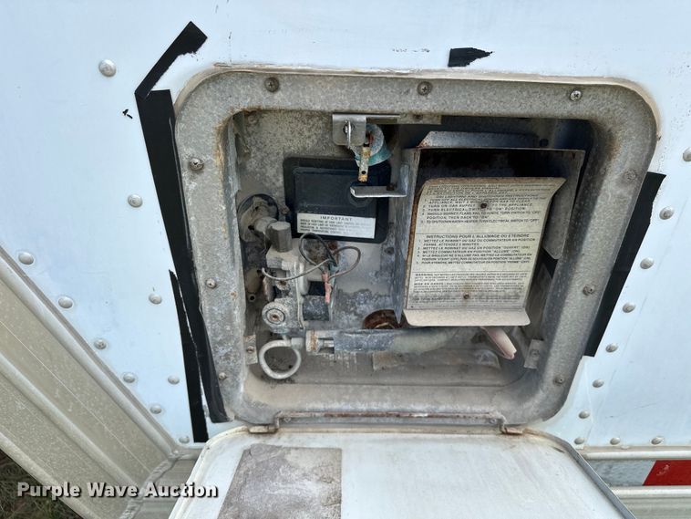 image for item EJ8862 2003 Featherlite  8587 horse trailer