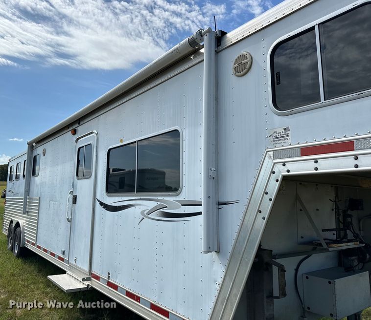 image for item EJ8862 2003 Featherlite  8587 horse trailer
