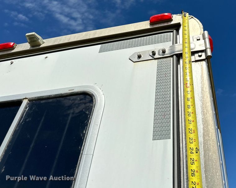 image for item EJ8862 2003 Featherlite  8587 horse trailer