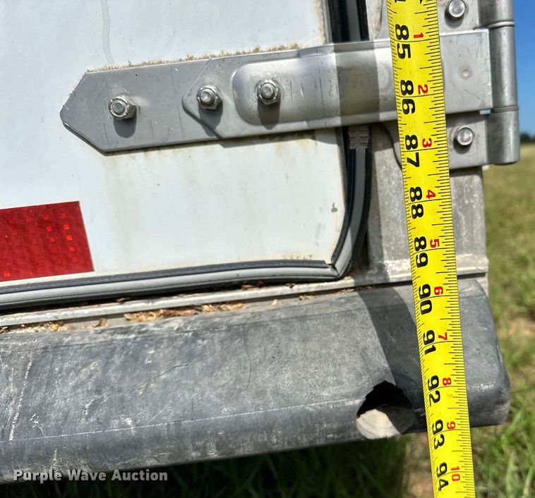 image for item EJ8862 2003 Featherlite  8587 horse trailer