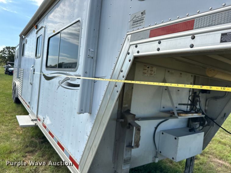 image for item EJ8862 2003 Featherlite  8587 horse trailer