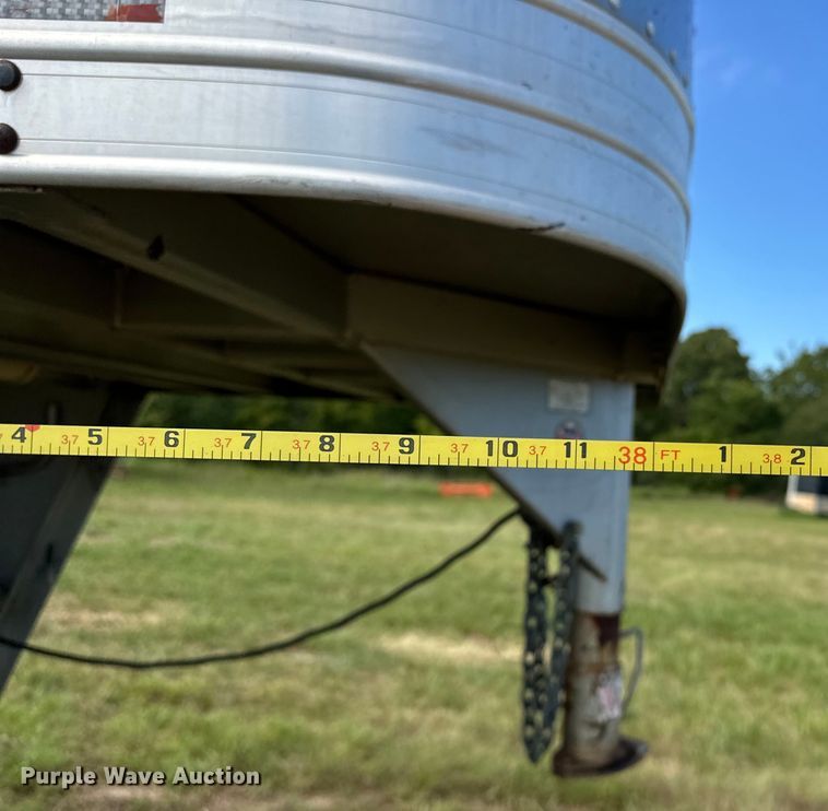 image for item EJ8862 2003 Featherlite  8587 horse trailer