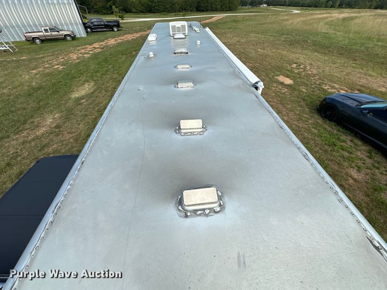 image for item EJ8862 2003 Featherlite  8587 horse trailer