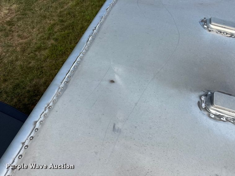 image for item EJ8862 2003 Featherlite  8587 horse trailer