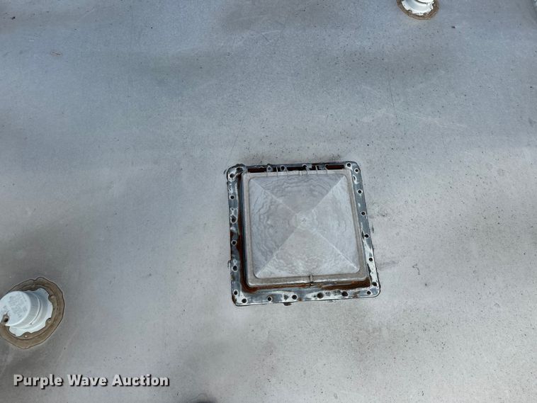 image for item EJ8862 2003 Featherlite  8587 horse trailer