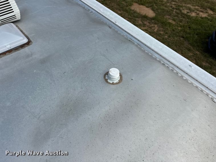 image for item EJ8862 2003 Featherlite  8587 horse trailer