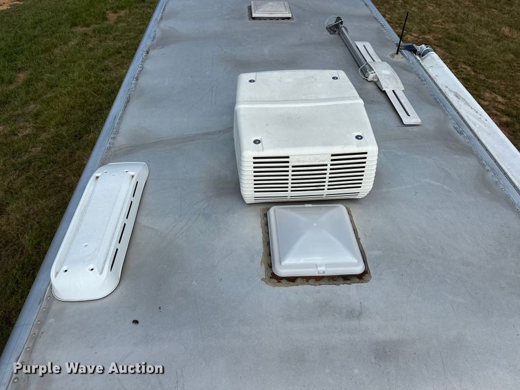 image for item EJ8862 2003 Featherlite  8587 horse trailer