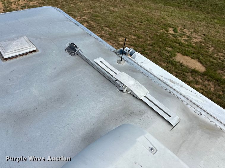 image for item EJ8862 2003 Featherlite  8587 horse trailer