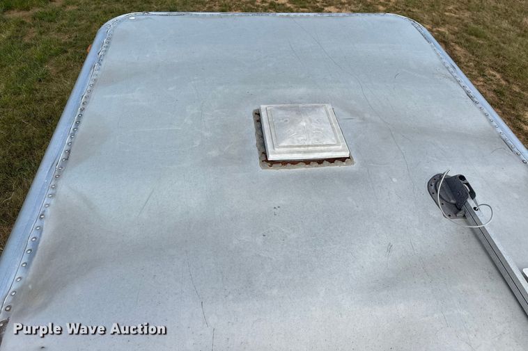 image for item EJ8862 2003 Featherlite  8587 horse trailer