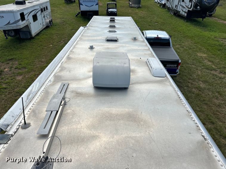 image for item EJ8862 2003 Featherlite  8587 horse trailer