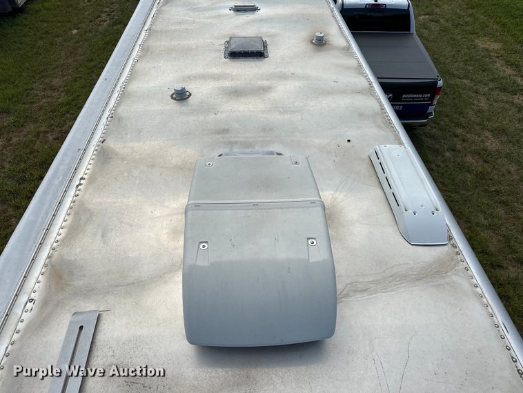 image for item EJ8862 2003 Featherlite  8587 horse trailer