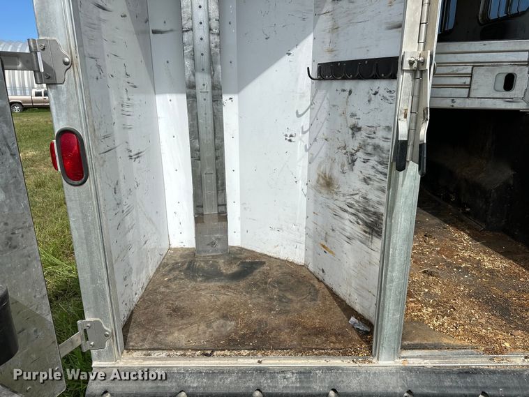 image for item EJ8862 2003 Featherlite  8587 horse trailer