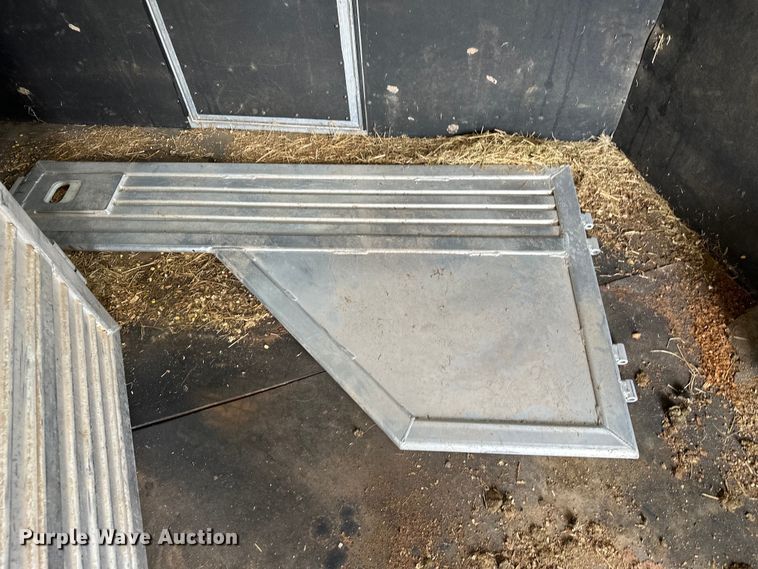 image for item EJ8862 2003 Featherlite  8587 horse trailer