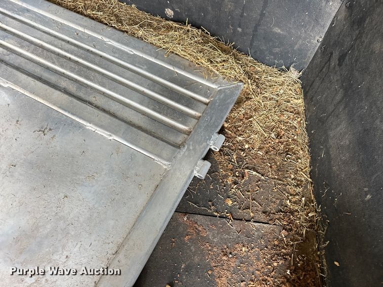 image for item EJ8862 2003 Featherlite  8587 horse trailer