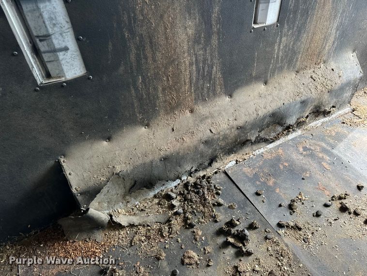 image for item EJ8862 2003 Featherlite  8587 horse trailer