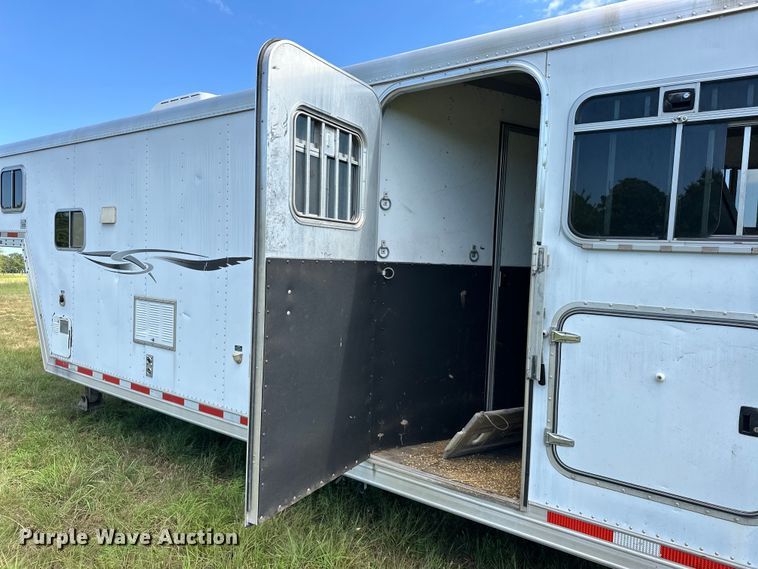 image for item EJ8862 2003 Featherlite  8587 horse trailer