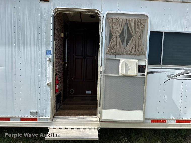 image for item EJ8862 2003 Featherlite  8587 horse trailer